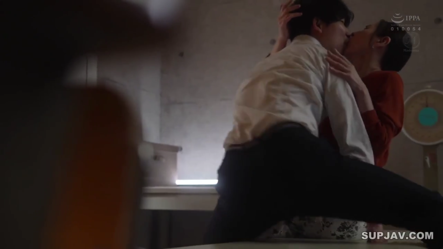 沉迷 · 办公室 · 红色上衣 · 两人面部特写 · 接吻
