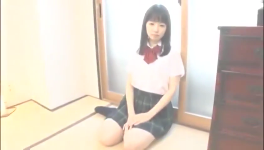 脸部特写 · 注视镜头 · 深色格纹短裙 · 榻榻米 · 光线明亮