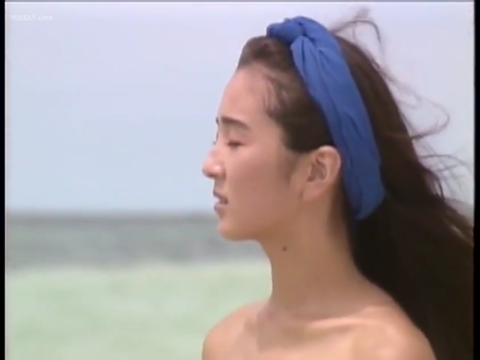 海滩 · 上身裸露 · 表情平静 · 头部侧脸特写 · 蓝色头带 · 海风吹拂