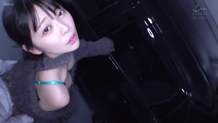 肩部及胸部特写 · 抬头注视 · 车内 · 暗光环境 · 绿色内衣肩带