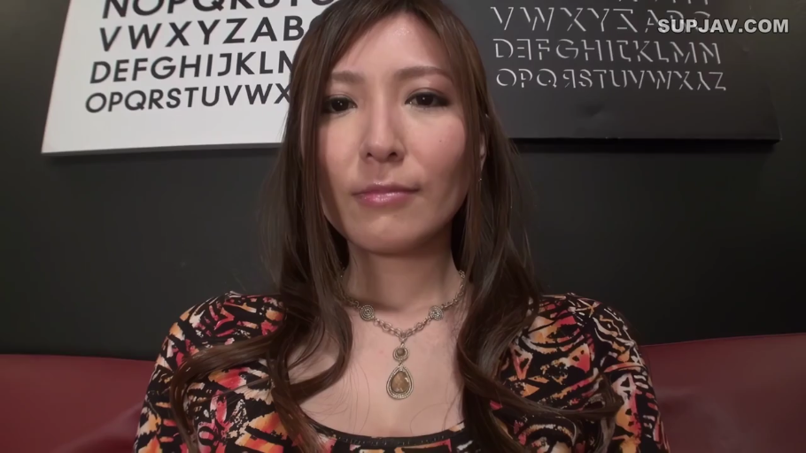 室内 · 坐姿 · 脸部特写 · 微笑 · 注视镜头 · 熟女 · 花纹上衣 · 字母背景