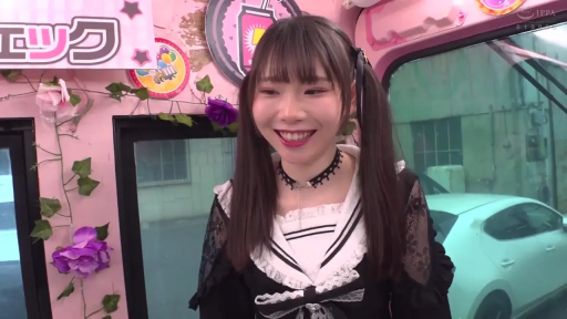 颈圈 · 微笑 · 半身 · 对视 · 双马尾 · 正面 · 巴士内 · 哥特萝莉装