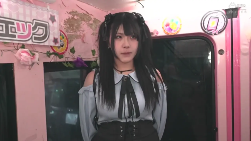 半身 · 正面站立 · 巴士内 · 地雷系服饰