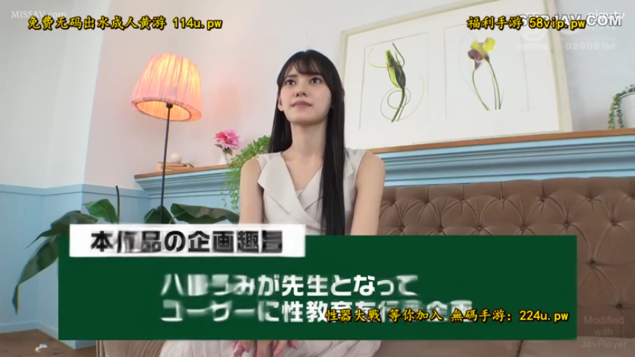 坐姿 · 中景 · 平静 · 沙发 · 静坐 · 客厅 · 无袖上衣 · 亚洲女性