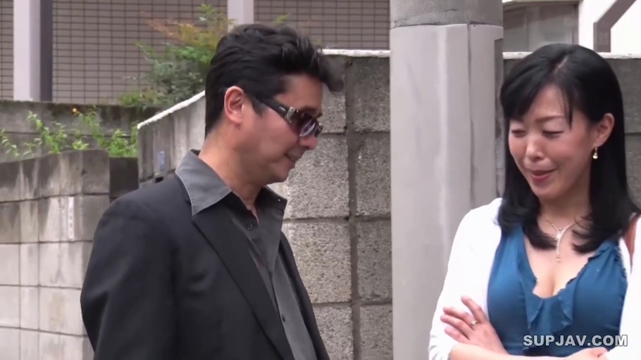 社交表情 · 室外 · 女士蓝色深V吊带衫 · 项链 · 人物侧面特写