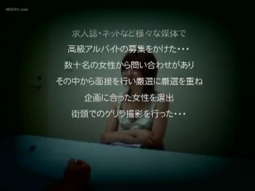 配合 · 浅色背心 · 人物半身特写 · 室内面试间 · 日语字幕叠层
