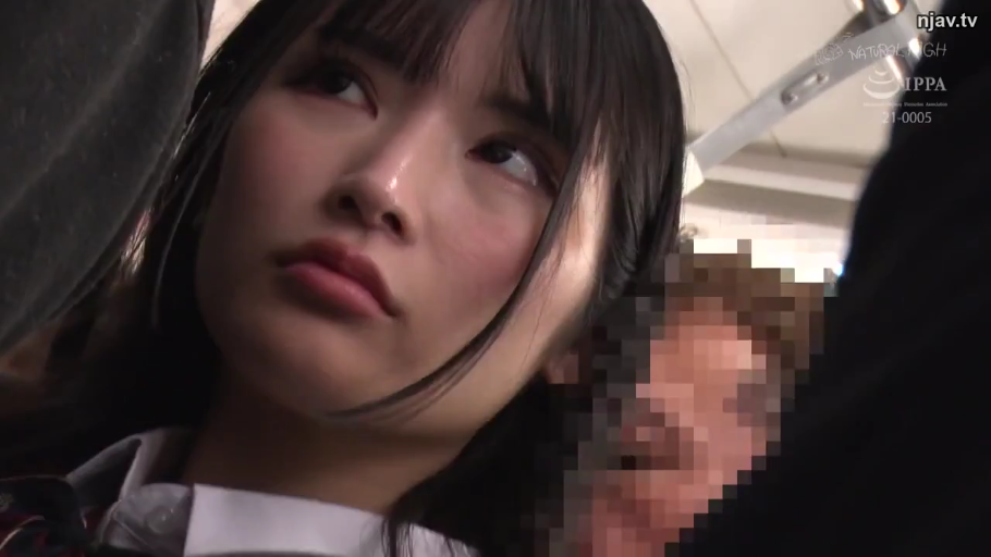 脸部特写 · 站立 · 制服 · 电车