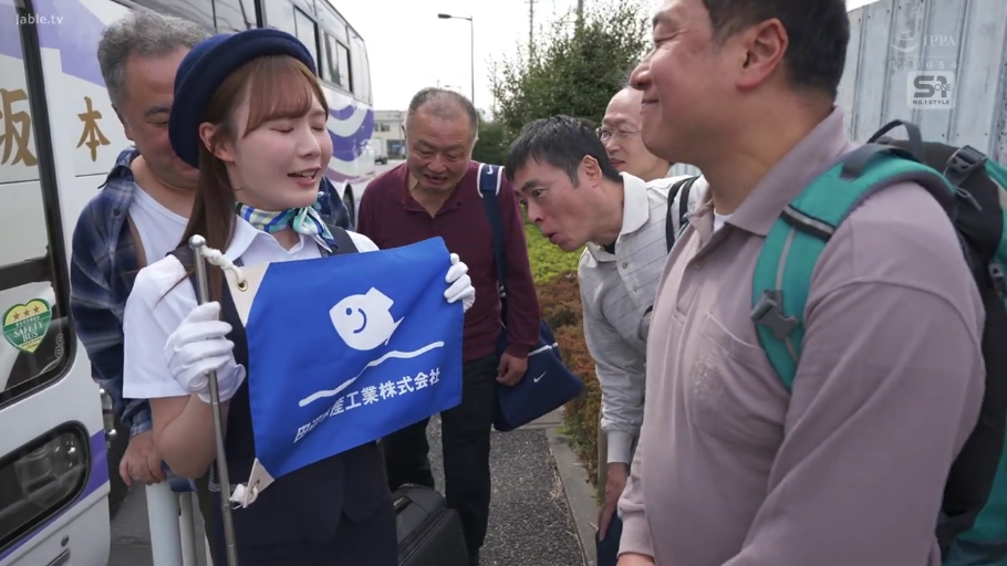 角色扮演 · 站立 · 中景 · 微笑 · 户外 · 讲解 · 导游制服 · 导游旗