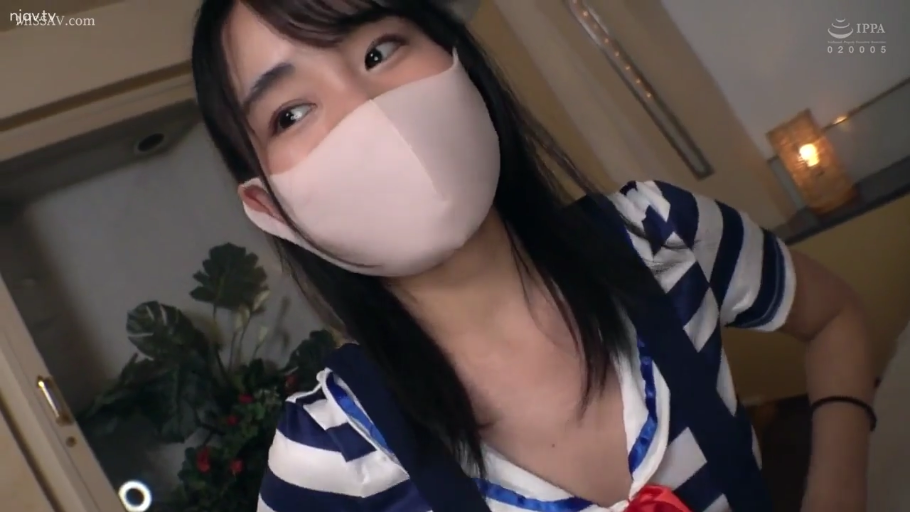 室内 · 面部特写 · 凝视 · 粉色口罩 · 蓝白条纹水手服