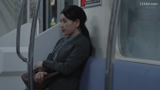 侧面 · 坐姿 · 平静 · 手提包 · 凝视 · OL · 西装 · 电车