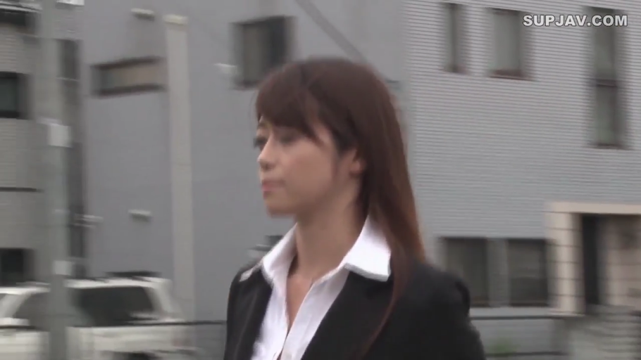 面无表情 · 黑色西装外套 · 面部特写 · 户外
