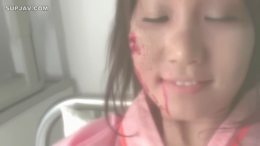 坐姿 · 脸部特写 · 微笑 · 粉色护士服 · 医务室 · 日本AV · 血迹 · 脸上沾血