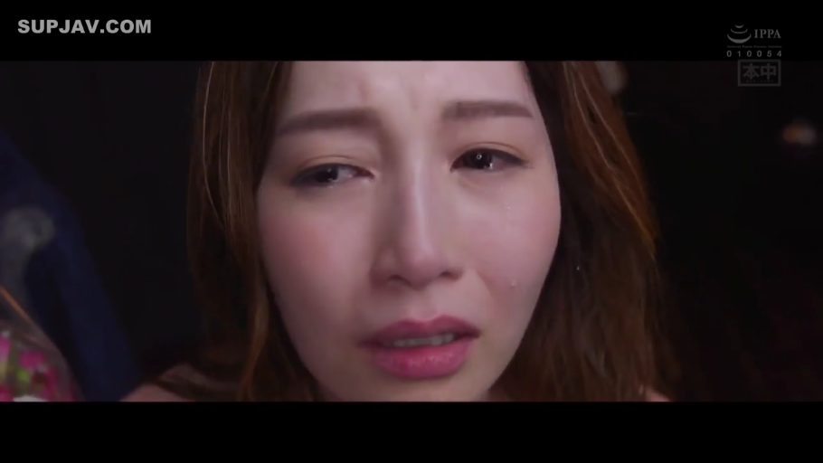 室内 · 委屈 · 脸部特写 · 长发 · 正面 · 流泪 · 裸肩