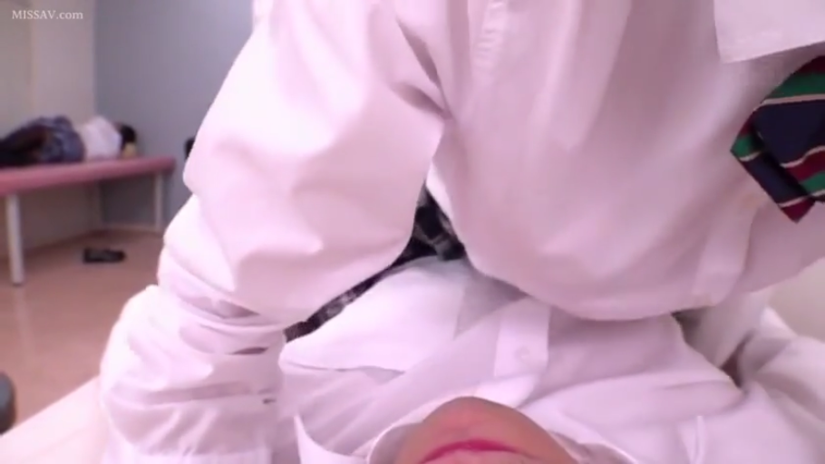 室内 · 校服 · 跨坐 · 躯干特写