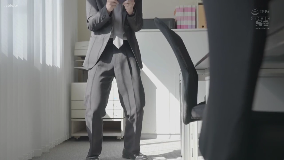 办公室 · 站立 · 腿部 · 手机 · 西装 · 职场 · 偷拍