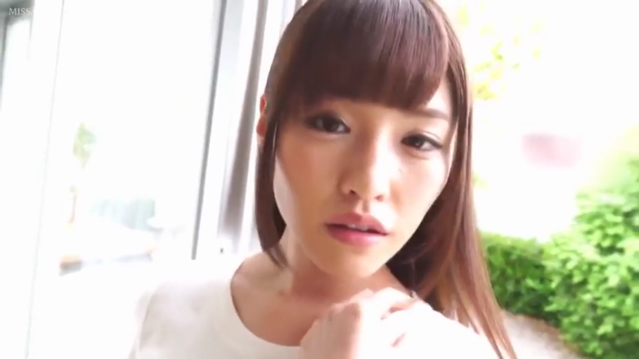 室内 · 俯身 · 脸部特写 · 诱惑 · 长发 · 白色T恤 · 凝视镜头