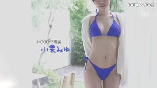 自然 · 蓝色比基尼 · 比基尼展示 · 室内窗边 · 光线明亮