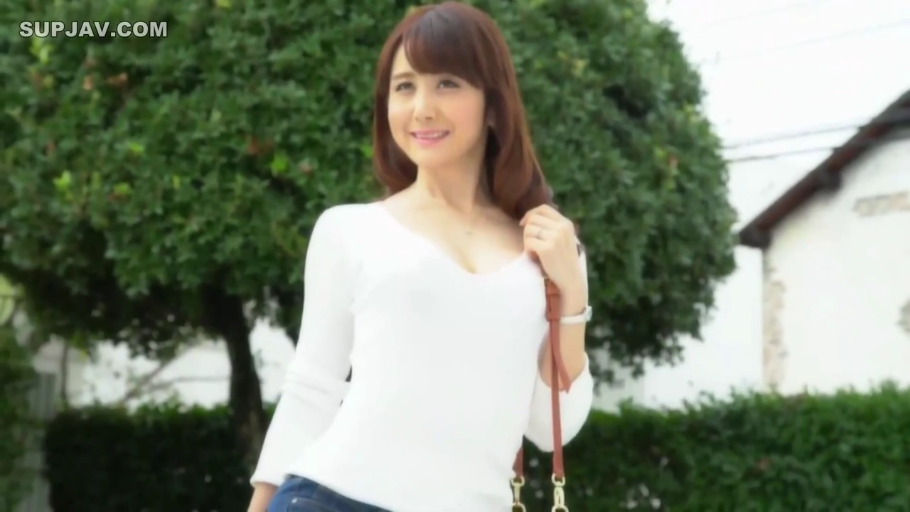 站立 · 微笑 · 半身 · 户外 · 长发 · 单肩包 · 摆姿势 · 白色紧身上衣