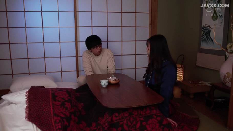 日式旅馆 · 对话中 · 被炉 · 女性穿深蓝色长袖睡衣