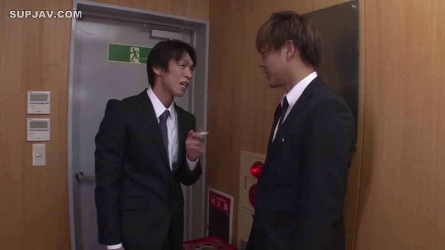 交谈 · 中景 · 走廊 · 西装 · 职场 · 面对面站立 · 香烟 · 抱怨