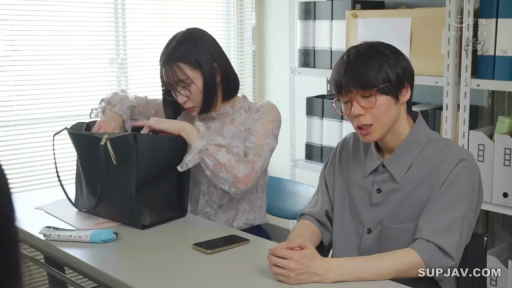 眼镜 · 办公室 · 两人面部特写 · 女子专注 · 杂乱的文件架 · 男子穿灰色短袖衬衫