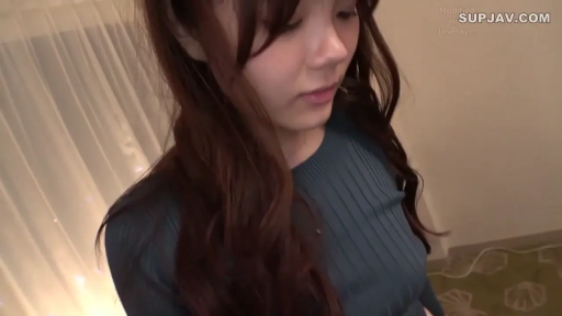 平静 · 脸部特写 · 室内卧室 · 蓝色针织衫