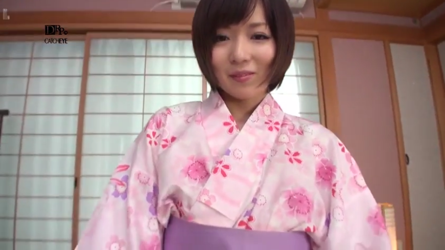 和室 · 微笑 · 半身 · 注视镜头 · 短发 · 正面 · 浴衣