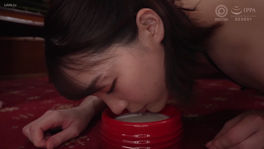 室内 · 专注 · 角色扮演 · 面部特写 · 裸体 · 爬行 · 舔食 · 狗碗