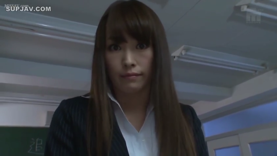 教室 · 顔部のクローズアップ · 深色条纹西装外套 · 凝视