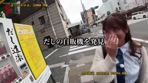 脸部特写 · 害羞 · 日本街道 · 深色领带 · 自动贩卖机 · 字幕显示