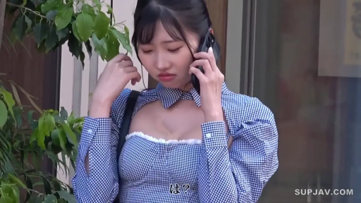 站立 · 困惑 · 手机 · 上半身 · 户外 · 通话 · 格子连衣裙 · 街景