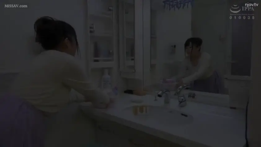 平静 · 洗手间 · 背影侧拍 · 浅色裙子