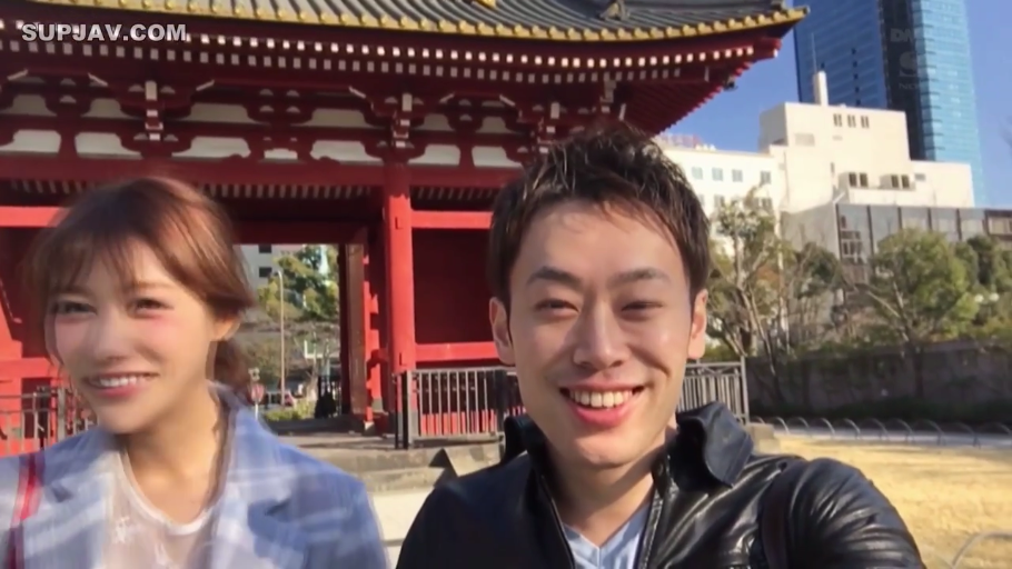 寺庙建筑前 · 开心微笑 · 室外光线 · 两人面部特写 · 男子穿着黑色皮质外套 · 自拍设备