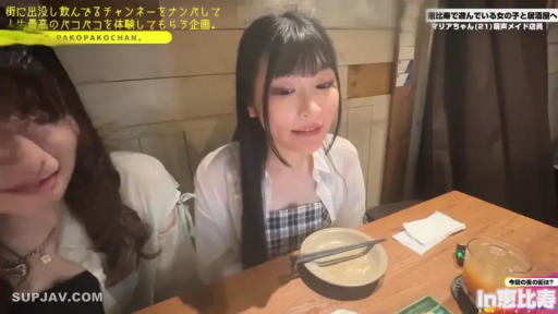 坐姿 · 中景 · 微笑 · 齐刘海 · 居酒屋 · 饮料 · 用餐交流 · 格纹抹胸