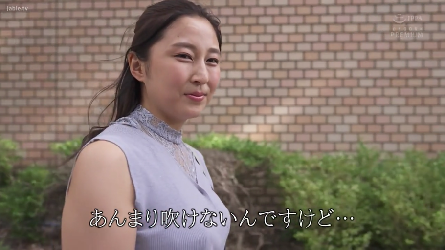 微笑 · 上半身特写 · 砖墙前 · 蕾丝领口 · 字幕显示