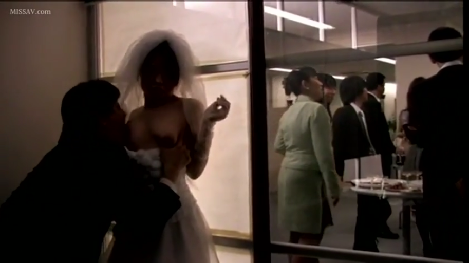 胸部特写 · 迷离 · 头纱 · 宴会厅边缘 · 舔奶 · 婚纱 · 背景有宾客走动
