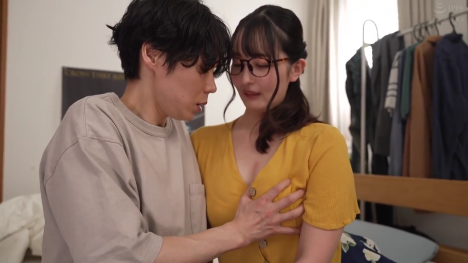 室内 · 坐姿 · 眼镜 · 胸部特写 · 娇羞 · AV剧照 · 揉奶 · 黄色低胸装