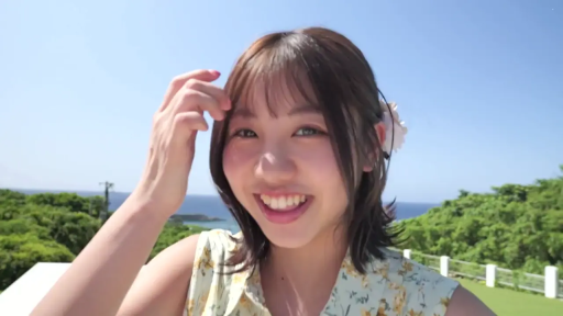 顔部のクローズアップ · 度假区 · 輝く笑顔 · 浅色花纹连衣裙