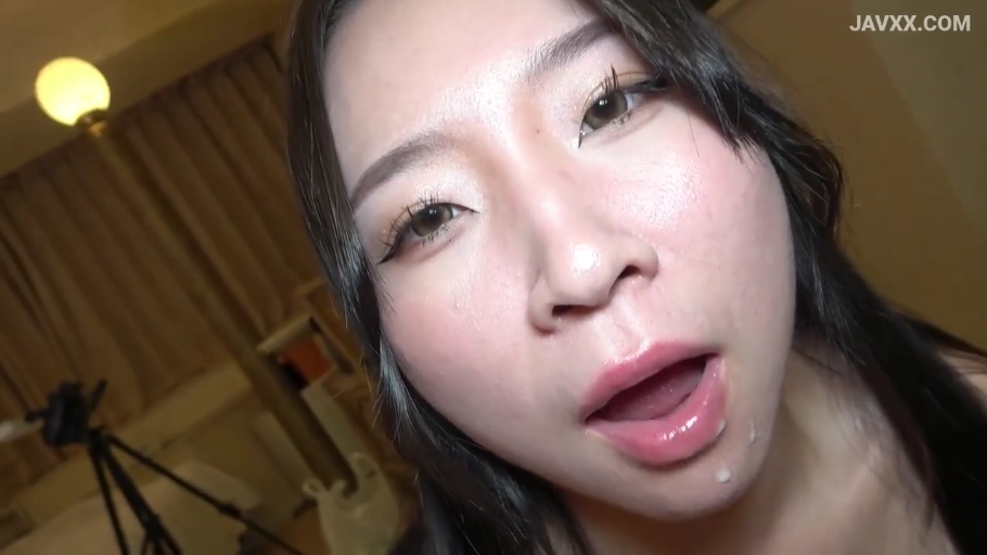室内 · 嘴角精液特写 · 三脚架 · 裸露上身 · 嘴微张 · 嘴边精液 · 口交后