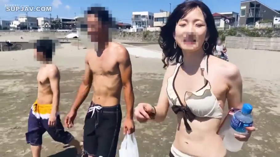 人物面部特写 · 海滩 · 塑料瓶 · 面带微笑 · 白色荷叶边比基尼 · 背景有男性游客