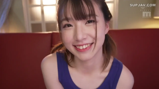 室内 · 坐姿 · 面部特写 · 蓝色背心