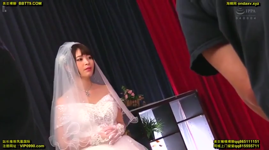 室内 · 坐姿 · 忧郁 · 半身 · 注视 · 婚纱