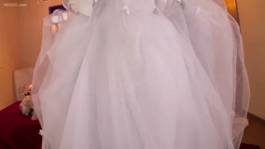 室内 · 白色婚纱 · 婚纱 · 婚纱裙摆特写