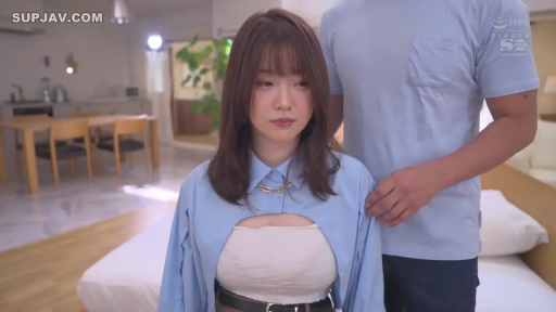 室内寝室 · 略显羞涩 · 女性面部特写 · 衬衫内搭白色抹胸