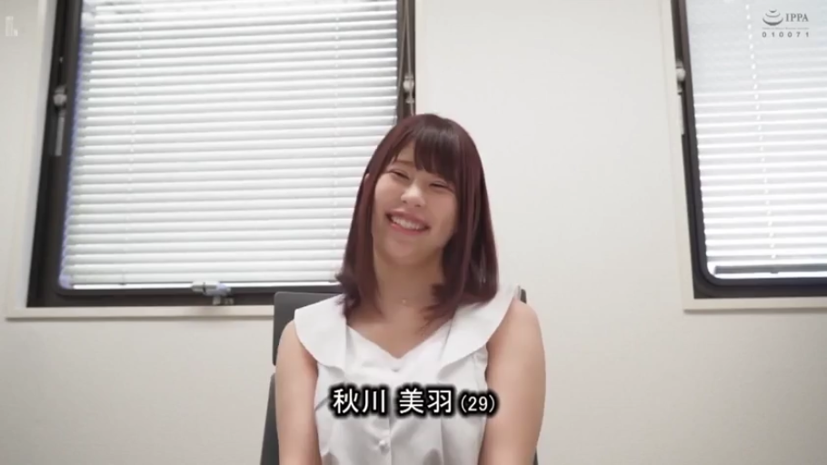 办公室 · 开朗 · 面部特写 · 白色无袖上衣