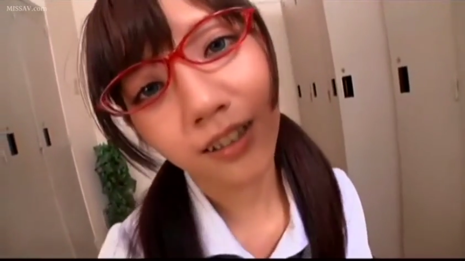 校服 · 脸部特写 · 更衣室