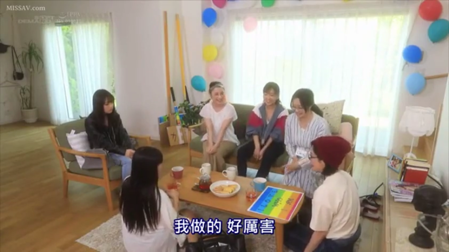 交谈 · 客厅 · 长袖衫 · 画板 · 装饰气球