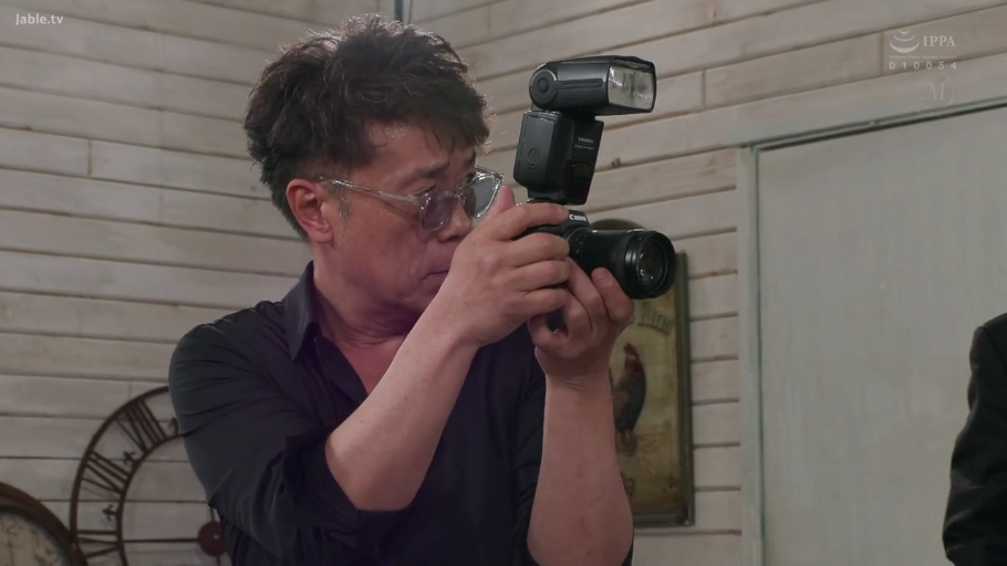 室内 · 专注 · 站立 · 上半身 · 相机 · 拍摄 · 黑色衬衫 · 成年男性