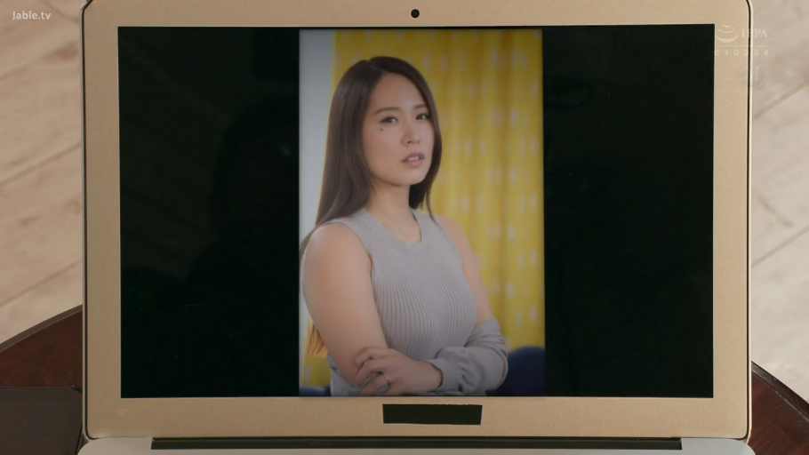 室内 · 专注 · 笔记本电脑 · 人物面部特写 · 灰色针织无袖上衣 · 电脑屏幕显示
