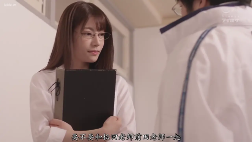 严肃 · 站立 · 中景 · 白衬衫 · 走廊 · 交流 · 文件夹 · 教师